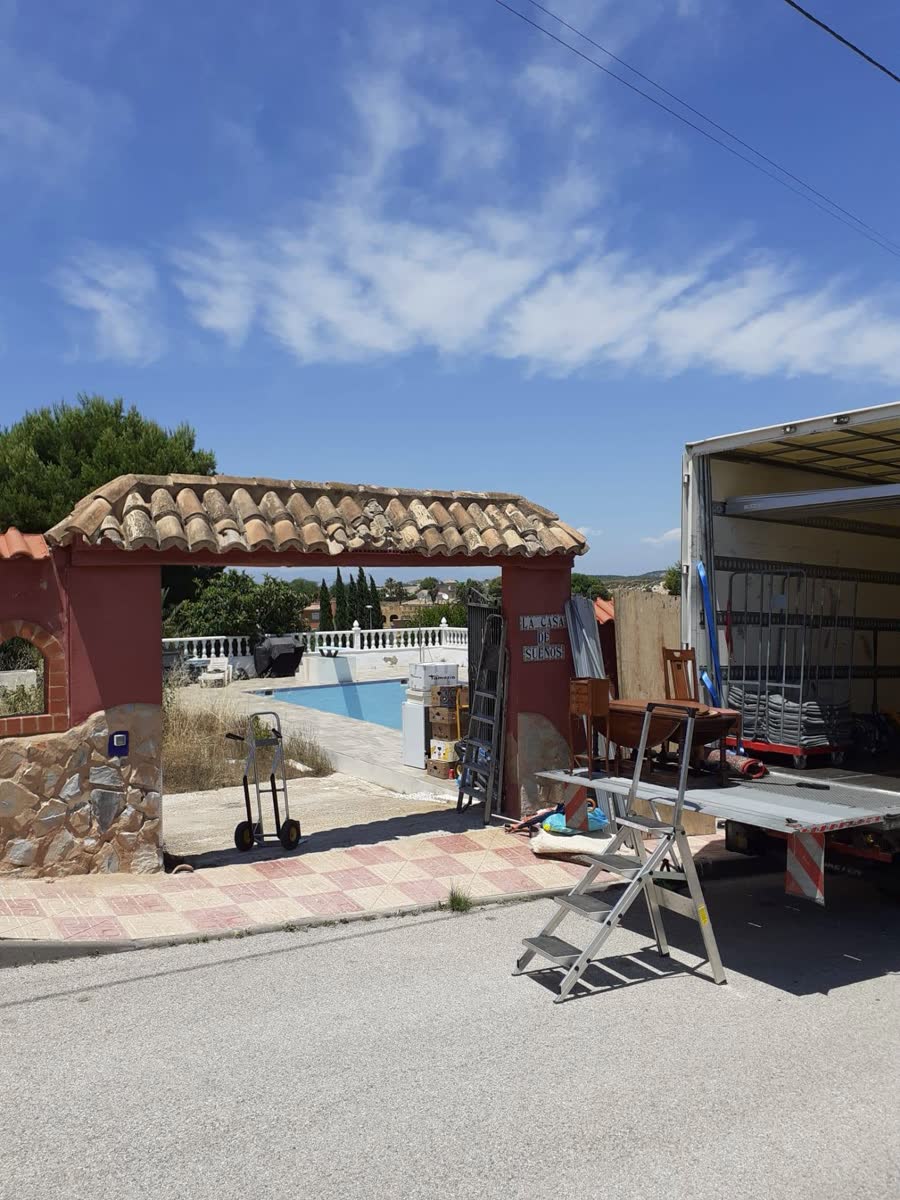 Verhuiswagen op een smalle Spaanse toegangsweg