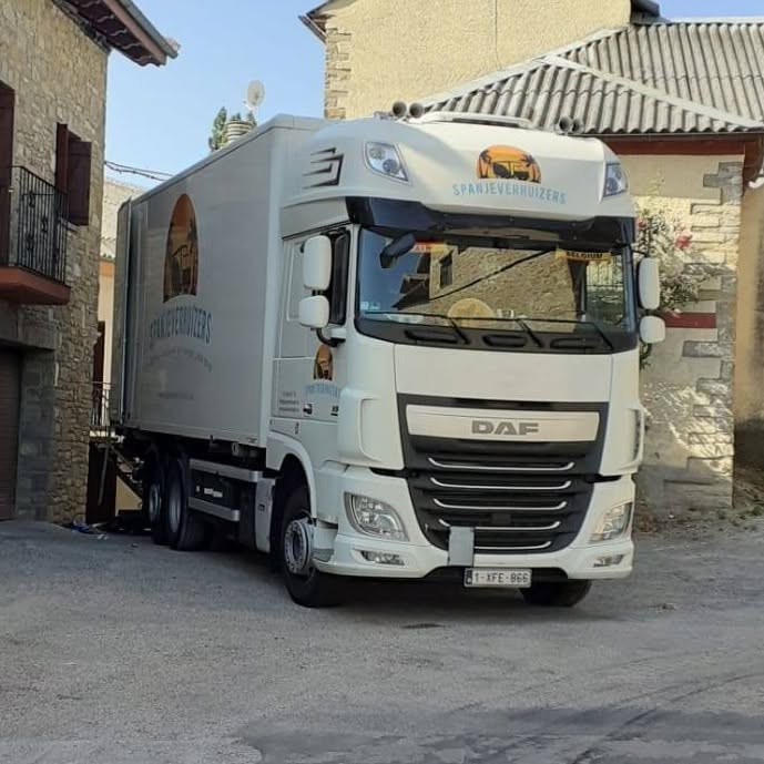 Vrachtwagen van De Spanje Verhuizers in een Spaans dorp
