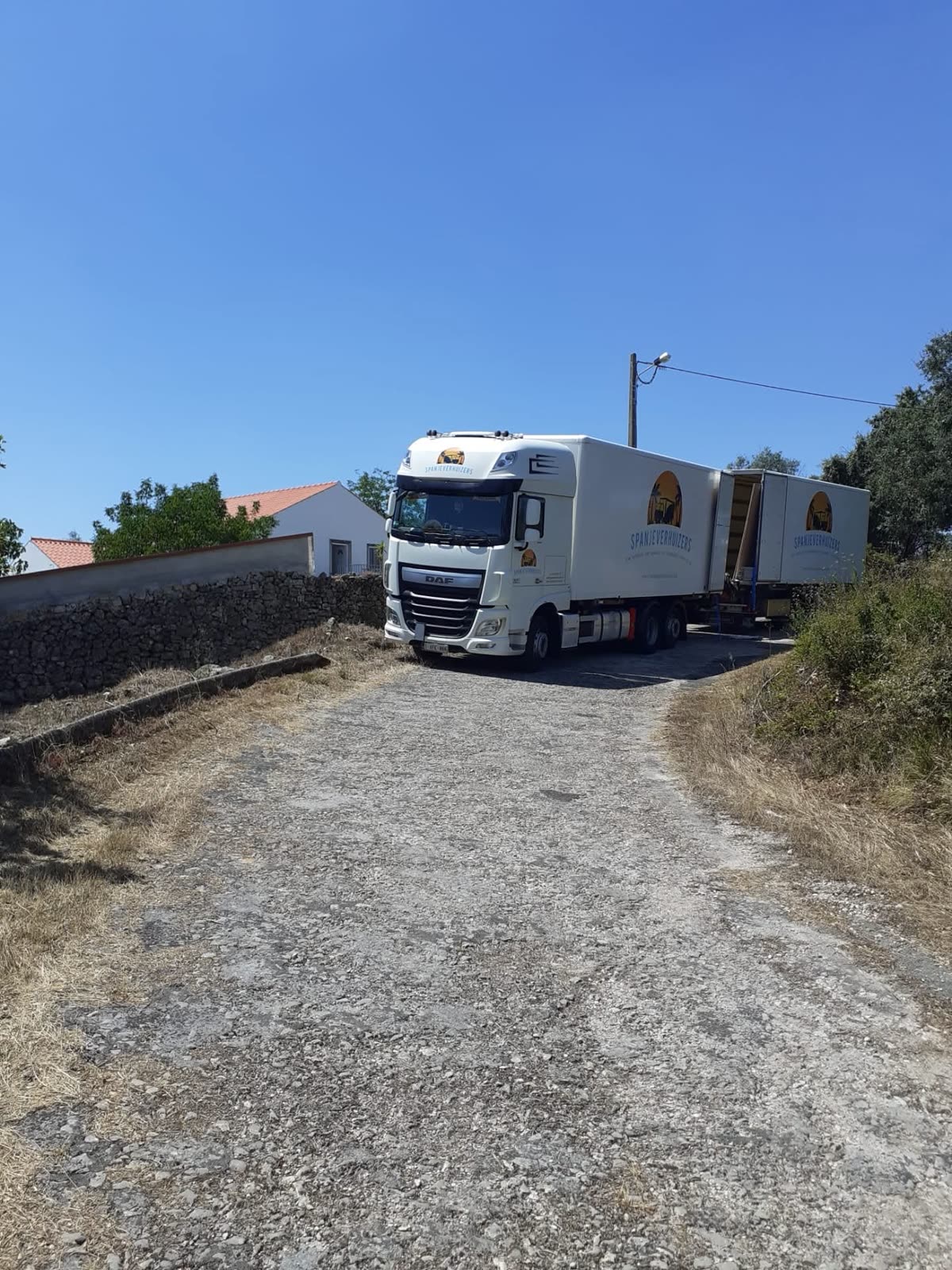 Verhuiswagen wordt geladen